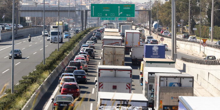 Αθηνών-Λαμίας : Μποτιλιάρισμα χιλιομέτρων – Πρόσκρουση οχήματος σε προστατευτικές μπάρες