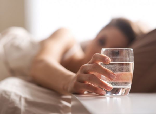 Ο λόγος που δεν πρέπει να πίνετε νερό από το ποτήρι που έχετε δίπλα σας τη νύχτα