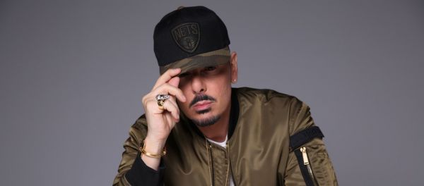 Ο Νίκος Βουρλιώτης επανέρχεται για να βάλει τη… μουσική στη θέση της