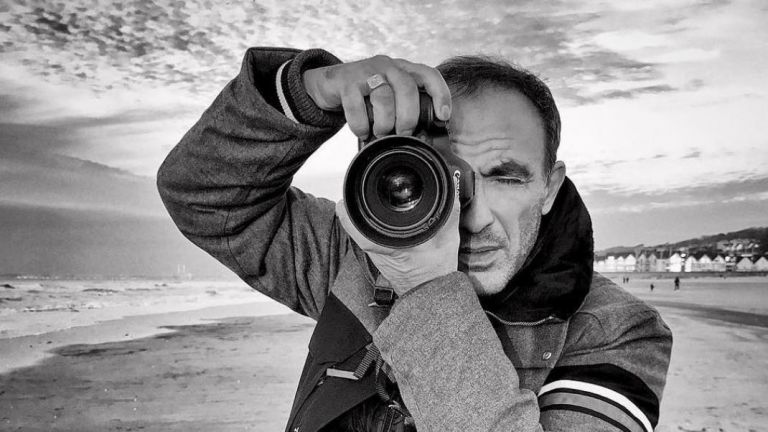 Οι «Παριζιάνες» του Νίκου Αλιάγα – Η νέα του έκθεση στο Δημαρχιακό Μέγαρο του Παρισιού