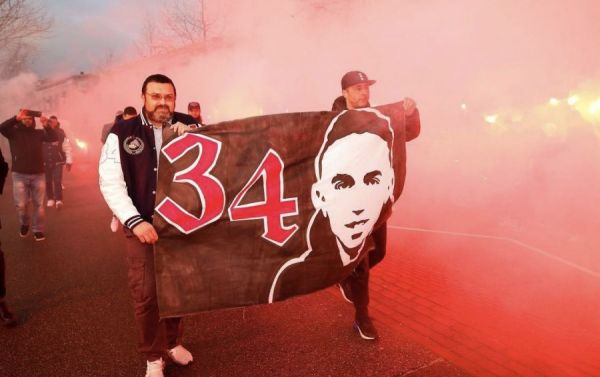 Απίστευτοι οι φίλαθλοι του Άγιαξ : Πήγαν με καπνογόνα και πανό έξω από το σπίτι του Νούρι (pics)