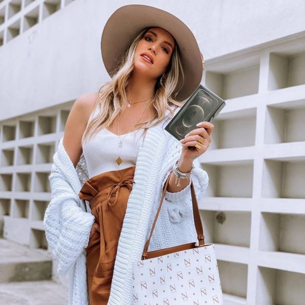 Αθηνά Οικονομάκου: Σέξι και στιλάτη στον όγδοο μήνα εγκυμοσύνης τη