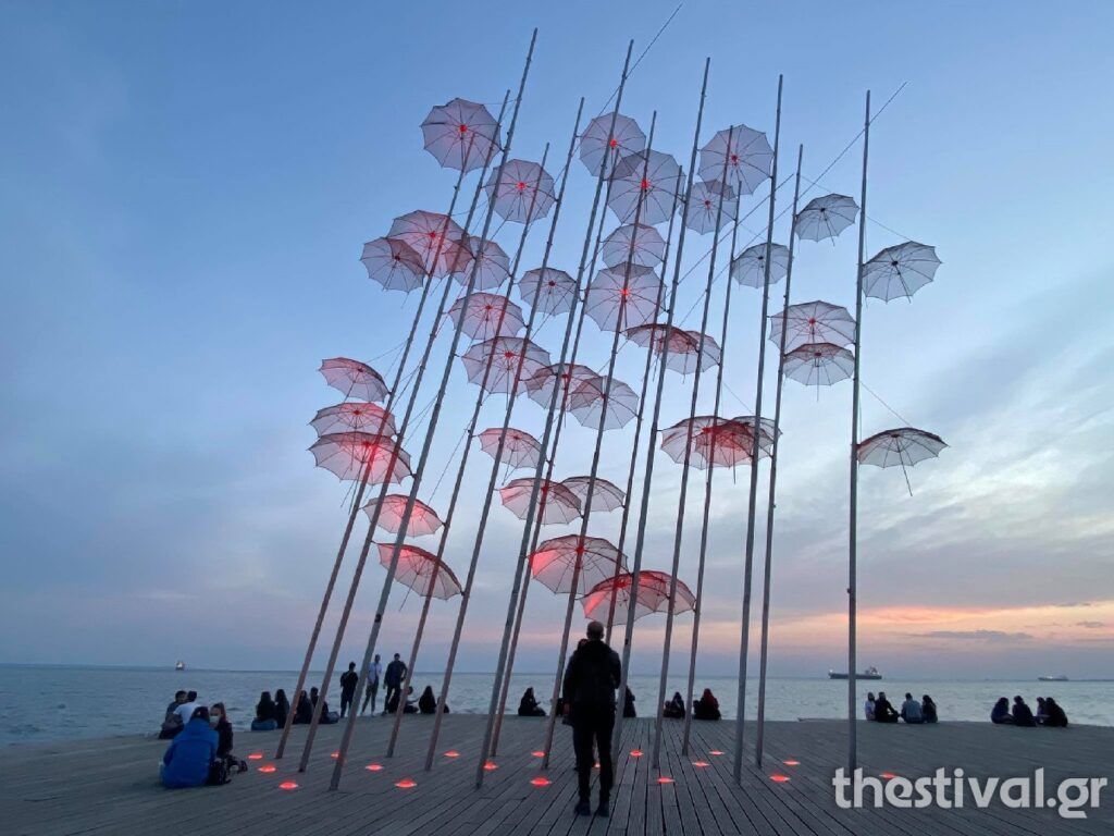Θεσσαλονίκη: Στα χρώματα του Πάσχα οι ομπρέλες στη Νέα Παραλία