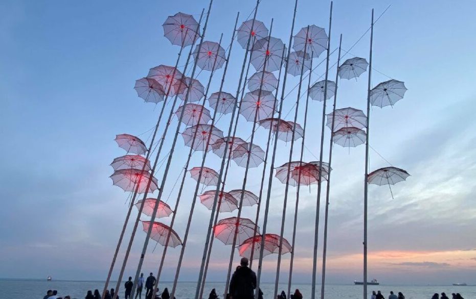 Θεσσαλονίκη: Στα χρώματα του Πάσχα οι ομπρέλες στη Νέα Παραλία
