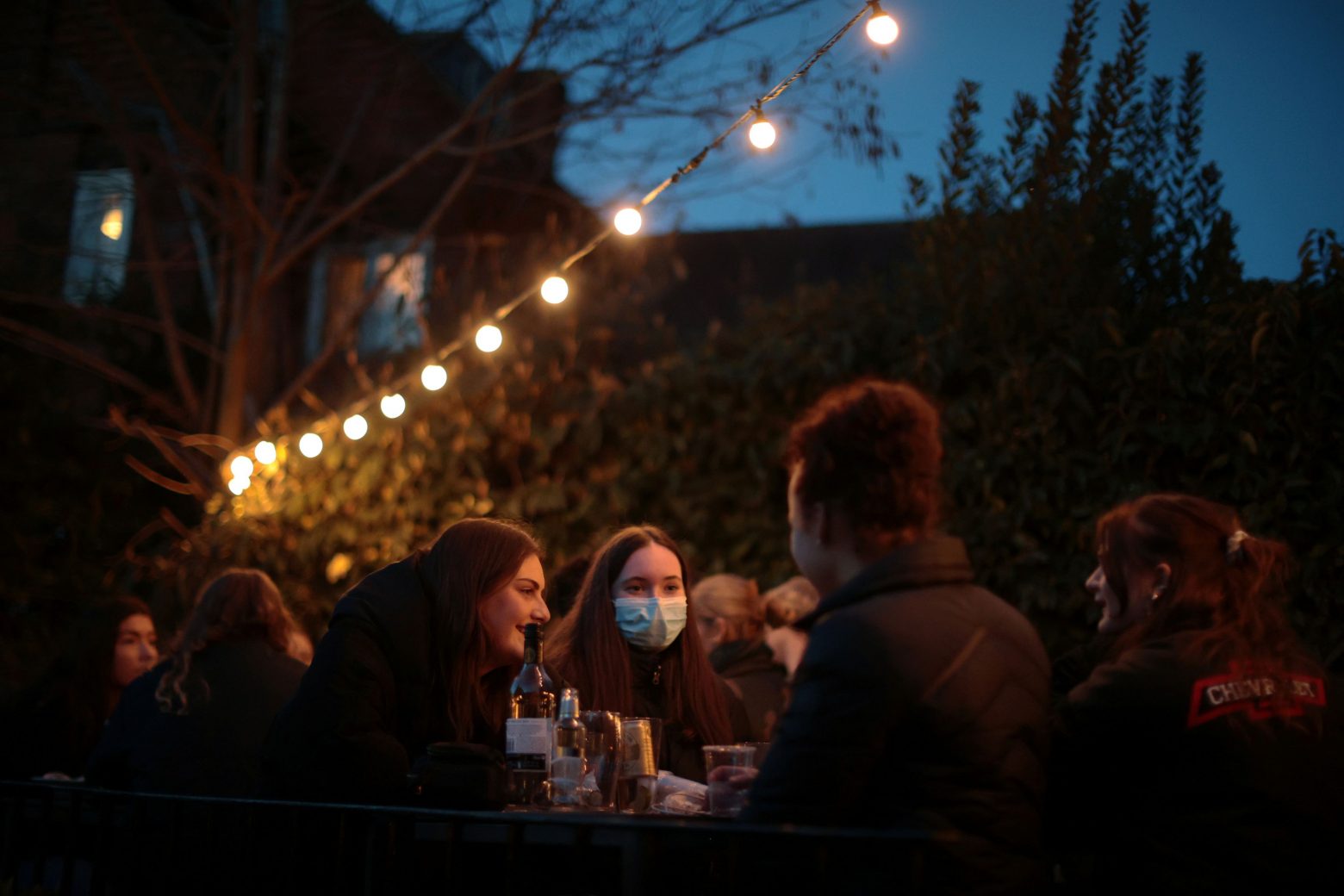 Κοροναϊός : Άνοιξαν οι παμπ στην Αγγλία – Ατελείωτο γλέντι για την άρση του lockdown