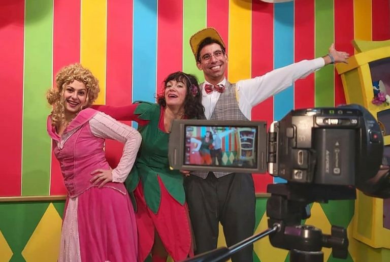 Κοροναϊός : Διαδικτυακά πάρτι γενεθλίων και ξετύλιγμα δώρων σε ζωντανή σύνδεση