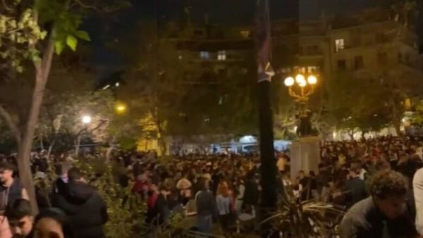 Μητσοτάκης : Αυστηρό μήνυμα για κορονοπάρτι σε πλατείες