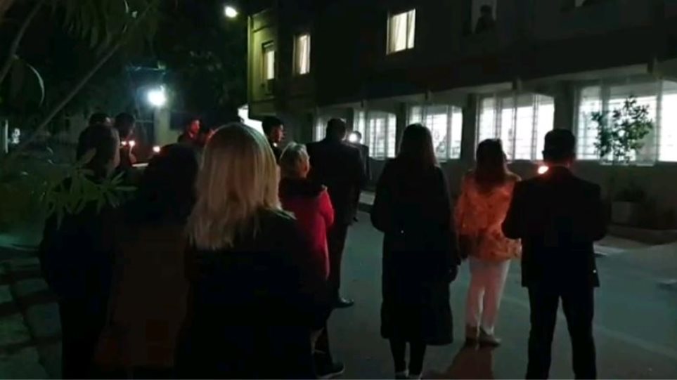 Συγκινητικό: Ασθενείς με κοροναϊό παρακολουθούν από τα παράθυρα τη χορωδία στο Νοσοκομείο Δυτικής Αττικής