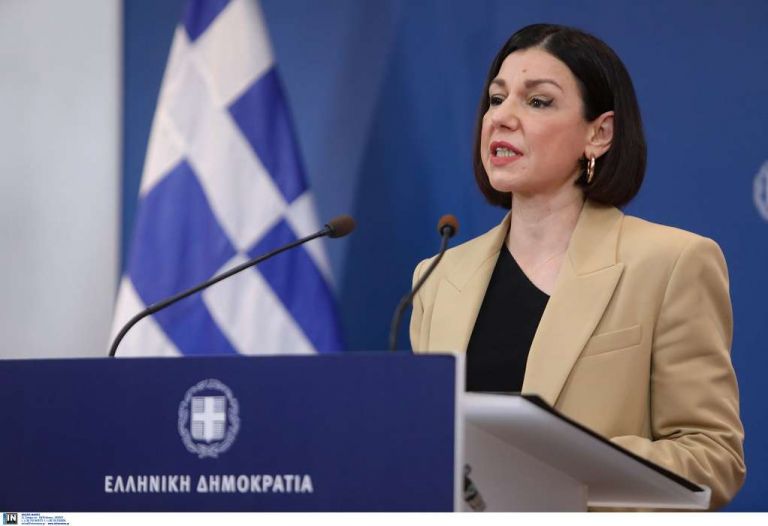 Δείτε live την ενημέρωση από την κυβερνητική εκπρόσωπο Αριστοτελία Πελώνη