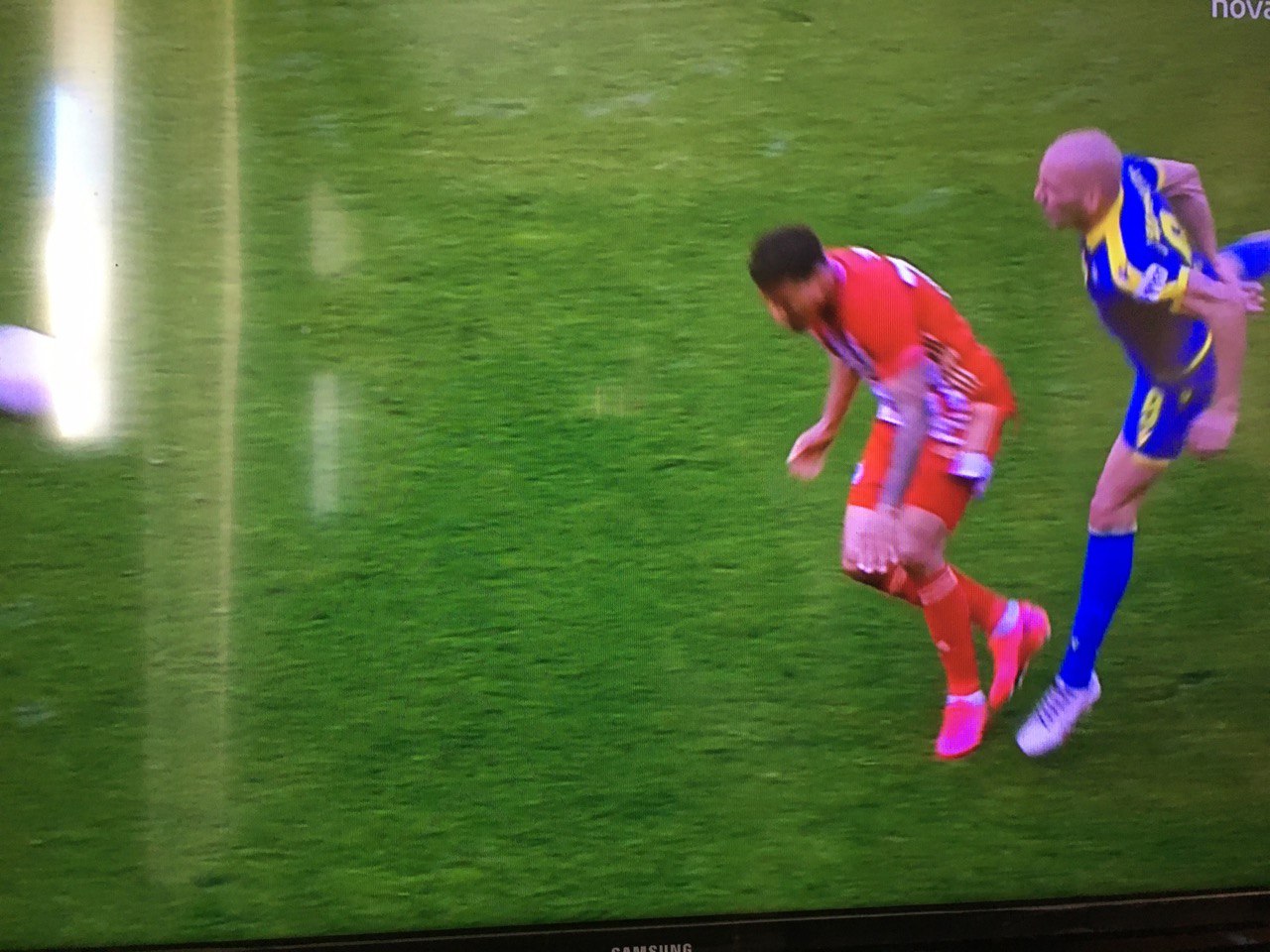 Ολυμπιακός – Αστέρας Τρίπολης : Ο Μπαράλες «εκτέλεσε» τον Λαλά και είδε μόνο κίτρινη (vid)