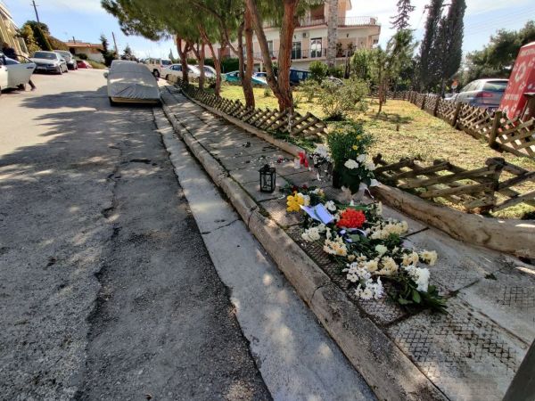 Γιώργος Καραιβάζ : Λουλούδια και κεριά στο σημείο όπου δολοφονήθηκε ο δημοσιογράφος