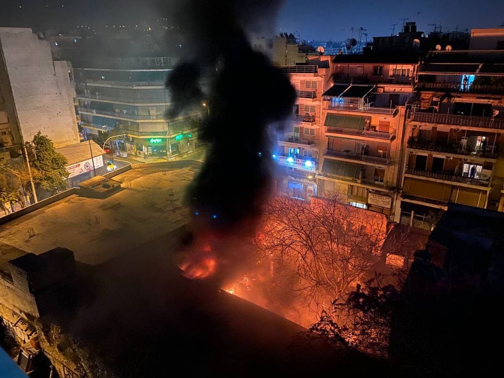 Μεγάλη φωτιά σε μάντρα αυτοκινήτων στη Λιοσίων