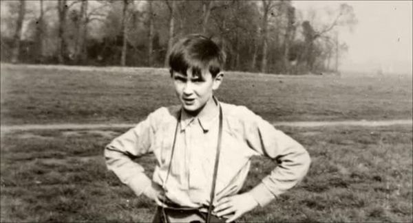 Αναγνωρίζετε το αγοράκι της φωτογραφίας; Είναι θρυλικός ροκ σταρ