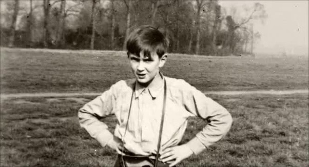 Αναγνωρίζετε το αγοράκι της φωτογραφίας; Είναι θρυλικός ροκ σταρ