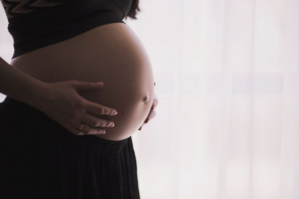 Κοροναϊός :  Το 40% των νεογνών από θετικές μητέρες κινδυνεύει από πολλά νευροαναπτυξιακά προβλήματα