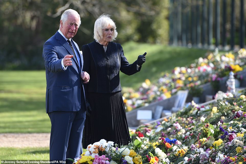 Βρετανία : Εβαλαν τα κλάματα Κάρολος και Καμίλα βλέποντας τη «θάλασσα» από λουλούδια για τον πρίγκιπα Φίλιππο