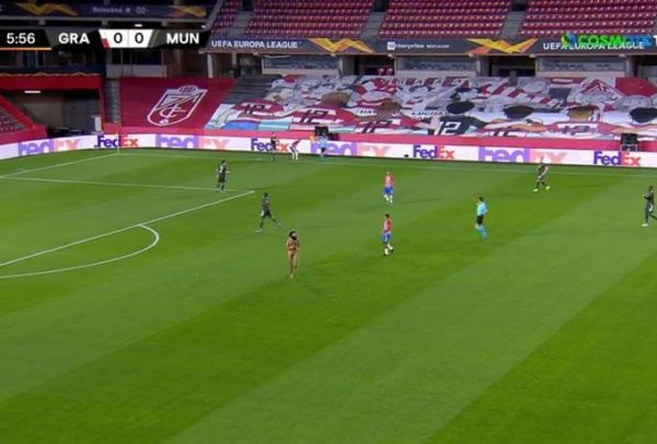 Γρανάδα – Μάντσεστερ Γιουνάιτεντ : Άνδρας εισέβαλε γυμνός στο γήπεδο