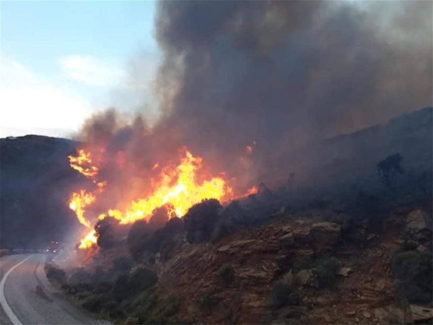Μεγάλη πυρκαγιά  στην Άνδρο – Εντολή για προληπτική εκκένωση σε χωριό του νησιού