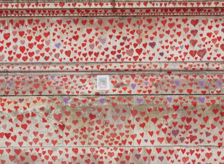 «National COVID Memorial Wall»: Ένα μνημείο για τα θύματα της πανδημίας