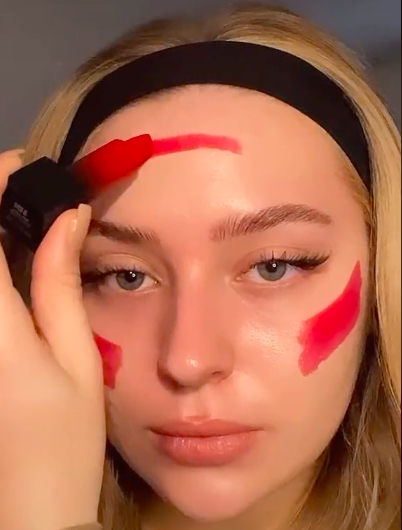 Κόκκινο κραγιόν αλλά όχι στα χείλη- Το κόλπο στο μακιγιάζ που έχει συνεπάρει το TikTok