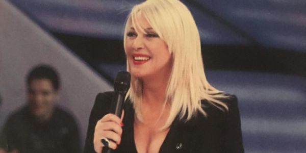 Ρούλα Κορομηλά: Η τρυφερή throwback φωτογραφία αγκαλιά με τους γονείς της