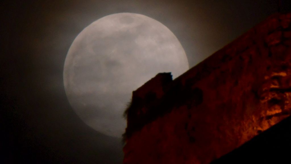 Ροζ πανσέλληνος: Το φωτεινότερο φεγγάρι του έτους