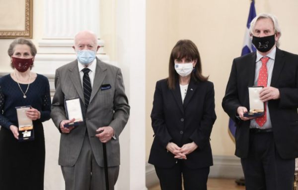 Σακελλαροπούλου : Παρασημοφόρησε τρεις αμερικανούς αρχαιολόγους