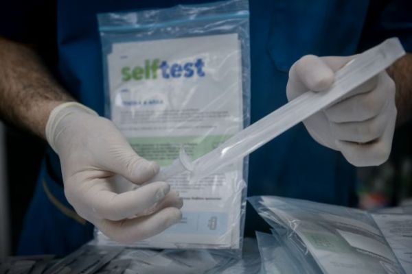 Διευθυντής Κλινικής «Σωτηρία» : Πείραμα τα self test – Πηγή μετάδοσης οι συναθροίσεις σε σπίτια