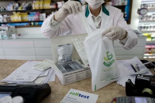 ΦΣΘ: Διάθεση self tests μόνο κατά τη διάρκεια του υποχρεωτικού ωραρίου λειτουργίας των φαρμακείων