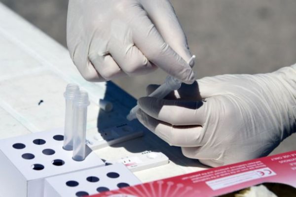 Εύοσμος : Εκανε self test και μπήκε για μάθημα το παιδί της γυναίκας που συνελήφθη – Στον εισαγγελέα η μητέρα