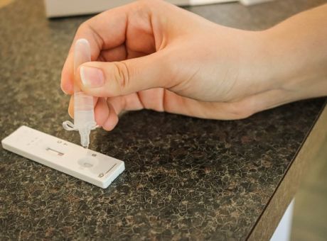 Self test : Όλα όσα πρέπει να ξέρετε για τη διαδικασία – Αρχίζουν οι παραλαβές από τα φαρμακεία