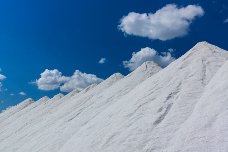 Βουνά από αλάτι: Η απροσδόκητη «χιονισμένη» τουριστική ατραξιόν της Αιγύπτου