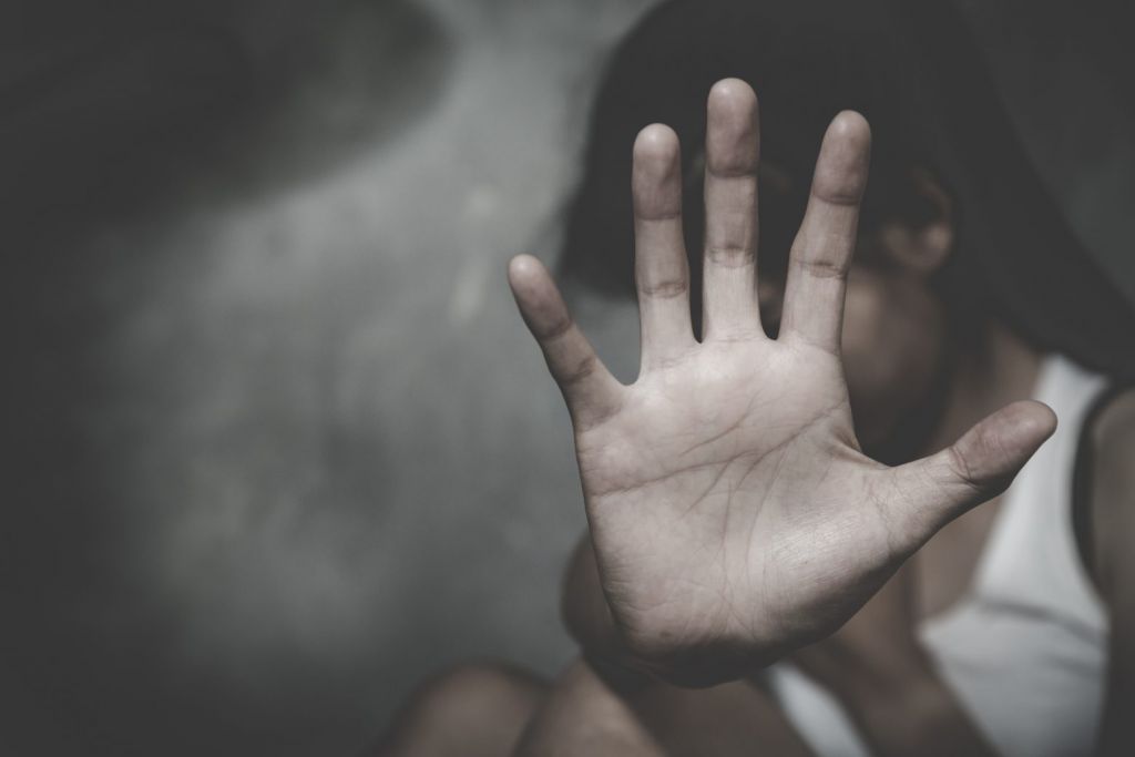 Ενδοοικογενειακή βία: Ο φαύλος κύκλος που εγκλωβίζει τα θύματα σε μια κακοποιητική σχέση