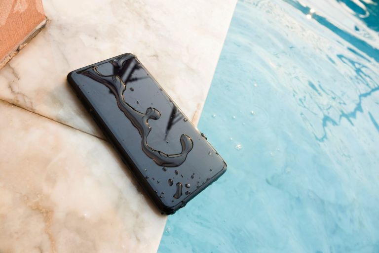 Ξεχάστε το ρύζι: Αυτό πρέπει να κάνετε αν βραχεί το κινητό σας και δεν ανοίγει