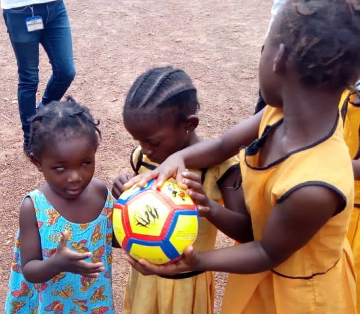 A Ball for All: Μια ελληνική πρωτοβουλία σκορπίζει χαρά στα παιδιά με οπτική αναπηρία σε όλο τον κόσμο