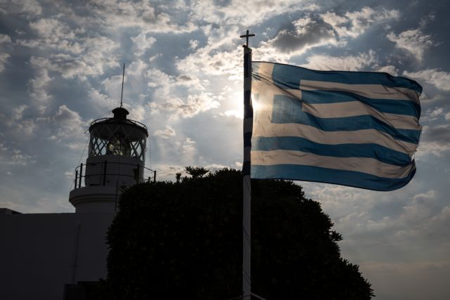 Θεσσαλονίκη: Μαθητές κατέβασαν και έσκισαν την ελληνική σημαία