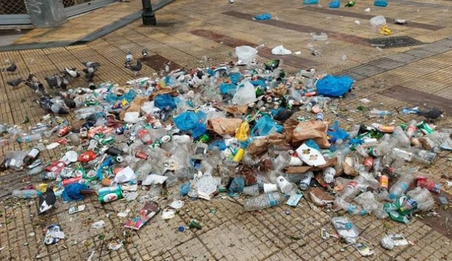 Μπακογιάννης: Οργισμένη ανάρτηση για τα σκουπίδια μετά το πάρτι στη πλατεία της Κυψέλης