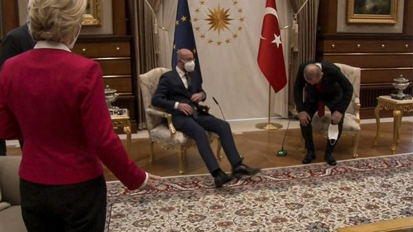 Τα… μυστήρια του «sofagate» – Ερντογάν vs EE και Μισέλ vs φον ντερ Λάιεν