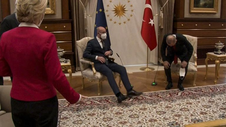 Τα… μυστήρια του «sofagate» – Ερντογάν vs EE και Μισέλ vs φον ντερ Λάιεν