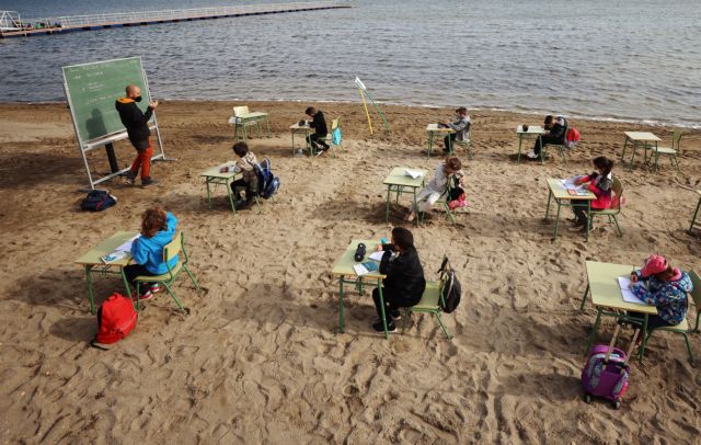 Κοροναϊός : Ισπανοί μαθητές μετέφεραν τις τάξεις τους στην παραλία