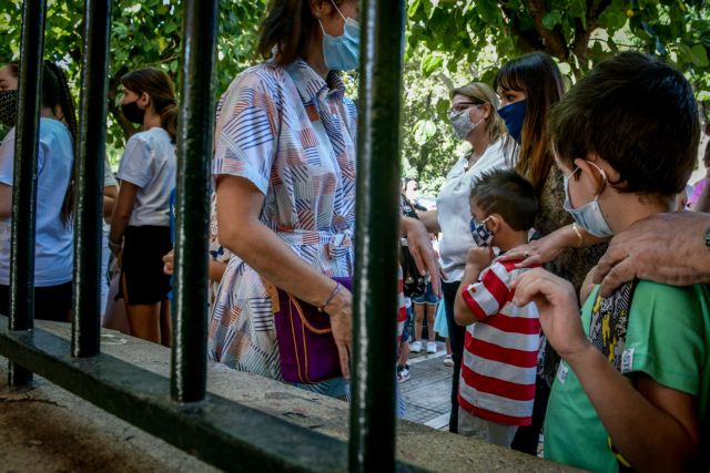Κοροναϊός - Σαρηγιάννης : Μετά το Πάσχα άνοιγμα των σχολείων πλην της Γ' Λυκείου - Αργεί η αποκλιμάκωση