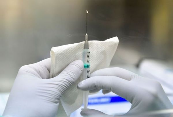 Το ιταλικό εμβόλιο Takis κατά του κοροναϊού – Πώς δόθηκε ελληνικό όνομα