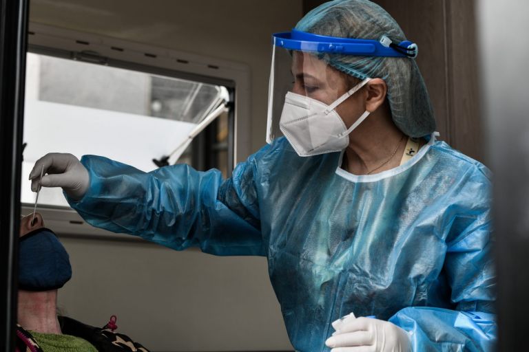 Κοροναϊός : Σταθερά πτωτική η πορεία των κρουσμάτων – Πέφτει και ο δείκτης θετικότητας