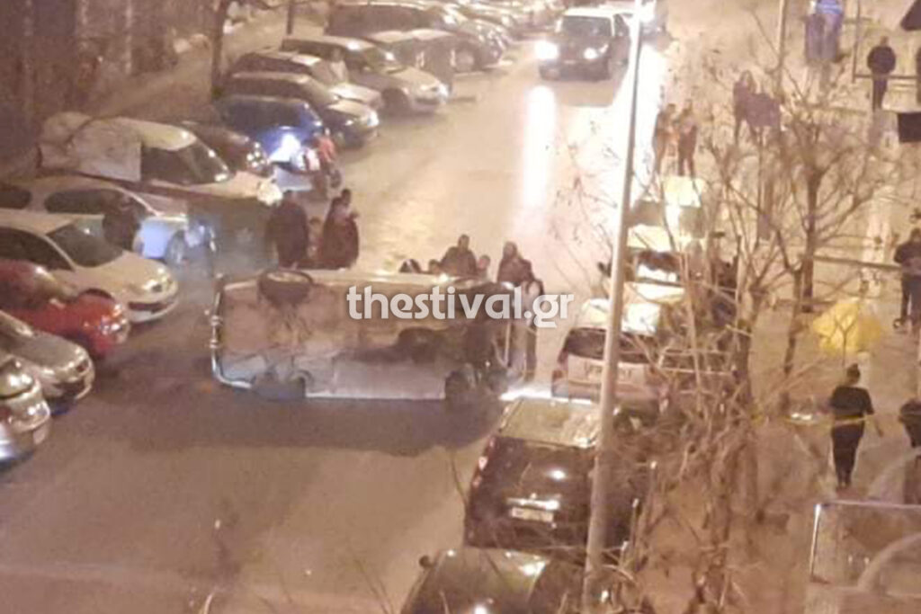 Θεσσαλονίκη : Ανατροπή αυτοκινήτου - Απεγκλώβισαν την οδηγό και... εξαφανίστηκε (βίντεο)