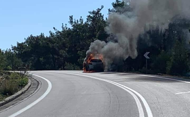 Μυτιλήνη: Αυτοκίνητο άρπαξε φωτιά εν κινήσει - Δύσκολες στιγμές για τον οδηγό του