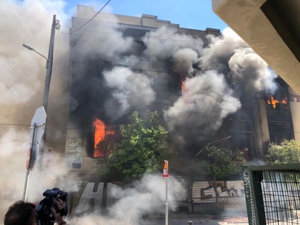 Την κατεδάφιση του κτιρίου της Ομηρίδου Σκυλίτση που πήρε φωτιά ζητά ο Μώραλης