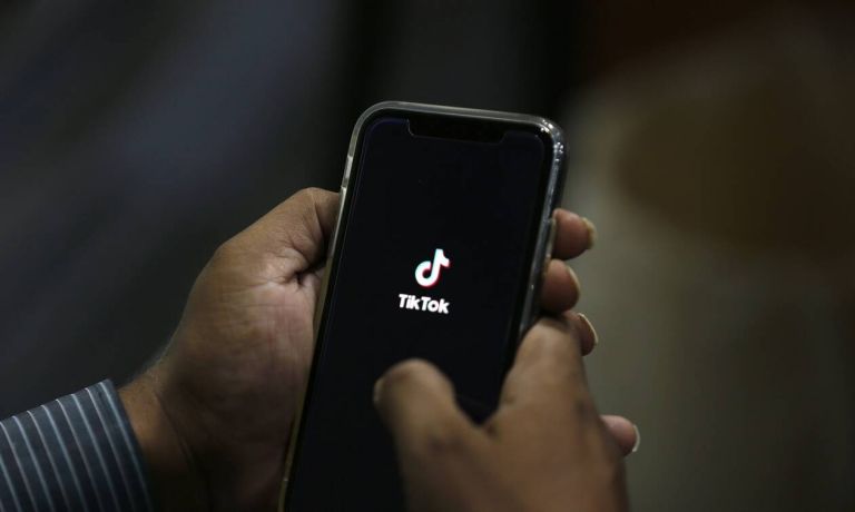 Tik Tok : Πόλος έλξης για παιδόφιλους – Οι παγίδες των social media