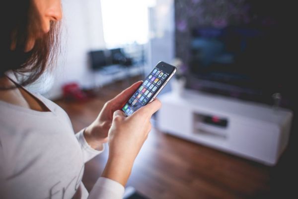 Απάτη μέσω email: «Αρπαξαν» από τον λογαριασμό της 1.500 ευρώ όταν πείστηκε να αλλάξει τους κωδικούς της