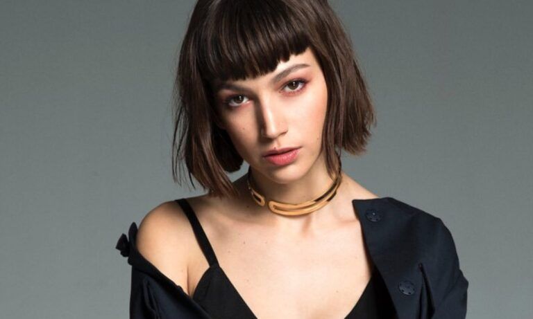 Ούρσουλα Κορμπερό: Δεν θα πιστεύετε πόσο όμορφη είναι η γάτα της «Τόκιο»