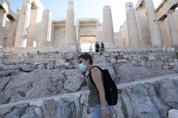 Θεοχάρης στη Sun: Στην Ελλάδα για διακοπές οι Βρετανοί με την κάρτα εμβολιασμού του NHS